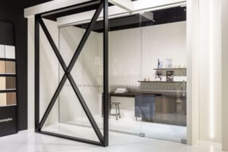 „All Glass Door” – tegoroczna nowość wprowadzona przez Raumplus, jest systemem dedykowanym do biur. Składa się ze ścianek i drzwi wykonanych ze szkła hartowanego.