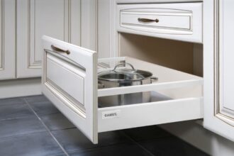 Biały Gamet Box-21, 22, 23 firmy Gamet z kwadratowymi relingami.