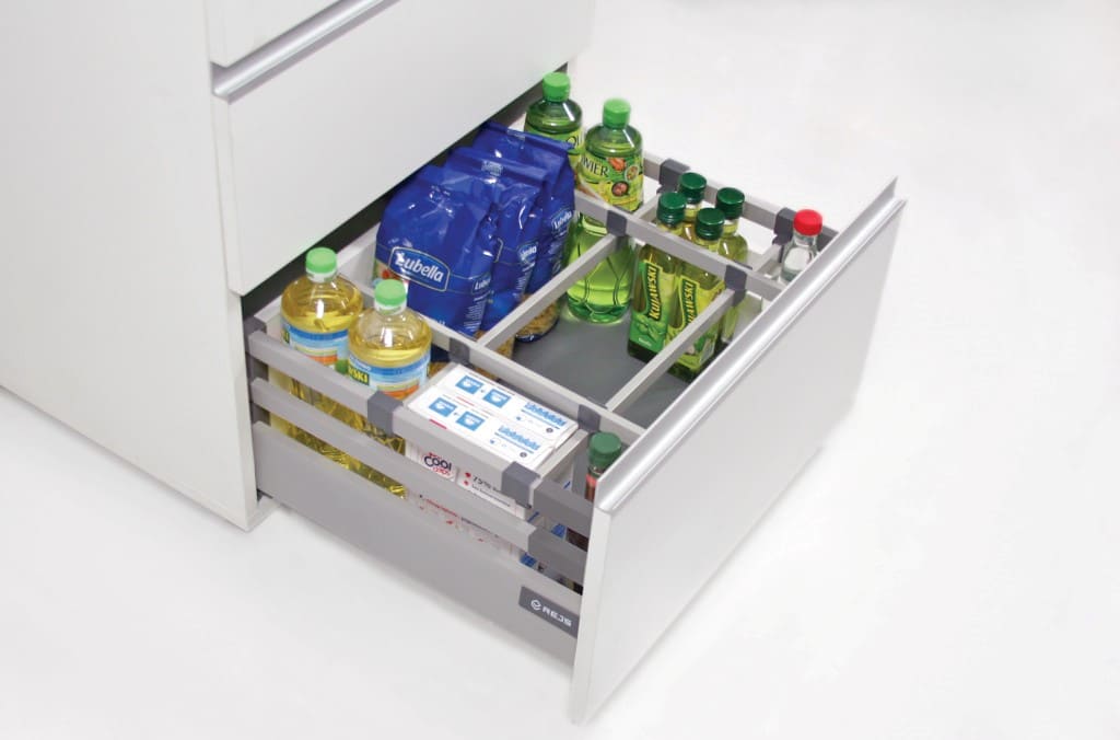 Komfort przechowywania w szufladach „Comfort Box” Rejs podnoszony jest przez możliwość podwyższenia szuflady do wysokości od 86 do 204 mm i zastosowanie relingów oraz przegród do organizacji wewnętrznej produktów.