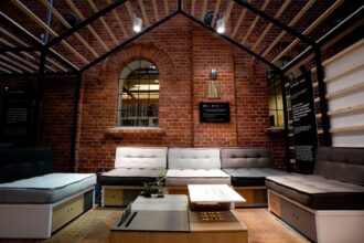 „Custom” jest jedną z odpowiedzi marki Meble Vox na zaobserwowane trendy. U podstawy siedzisk znajdują się dwie szuflady na podręczne drobiazgi.