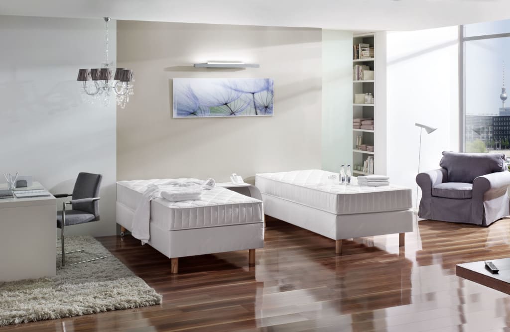 Wśród kontraktowych klientów Fabryki Materaców Relaks dużą popularnością cieszy się zestaw „Pullmann”, zbudowany z bazy i materaca.