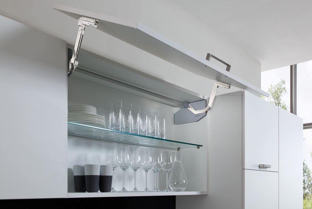 Tam, gdzie liczy się wolna przestrzeń sprawdzi się Häfele Free swing podnoszące klapy wychylane ponad wieniec szafki górnej.