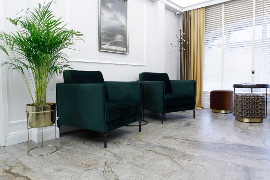 W realizacji kliniki Ortoprotex Hanna Pietras postawiła na stworzenie funkcjonalnej przestrzeni, ale przy tym miłej dla oka. Za sprawą mebli i użytych materiałów hol i recepcja są niezwykle przytulne.