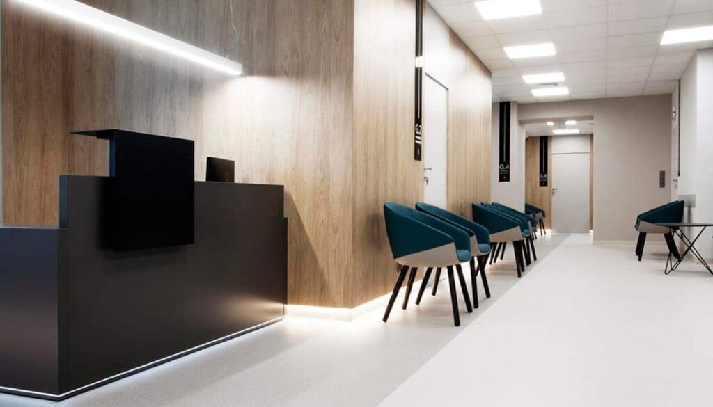 Salus Med to przestrzeń, która żyje. Jest nowoczesna, przestronna, z kolorem i detalem. To przestrzeń, gdzie króluje elegancja i drewno.