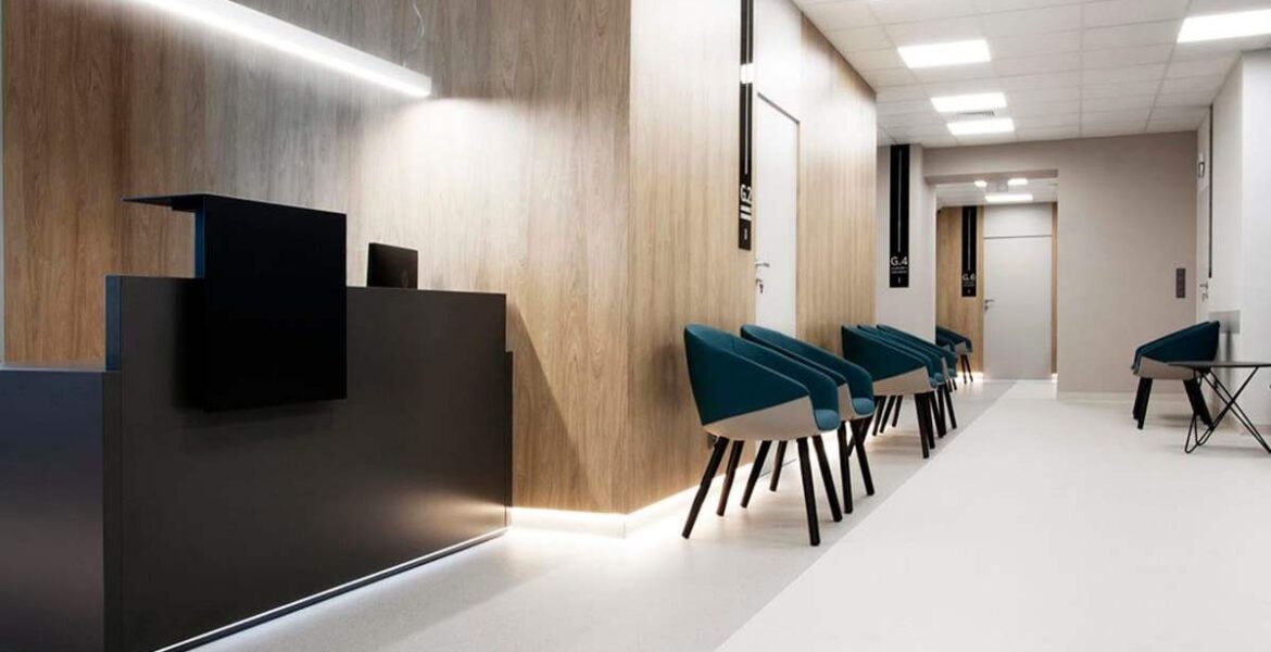 Salus Med to przestrzeń, która żyje. Jest nowoczesna, przestronna, z kolorem i detalem. To przestrzeń, gdzie króluje elegancja i drewno.