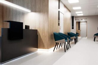 Salus Med to przestrzeń, która żyje. Jest nowoczesna, przestronna, z kolorem i detalem. To przestrzeń, gdzie króluje elegancja i drewno.