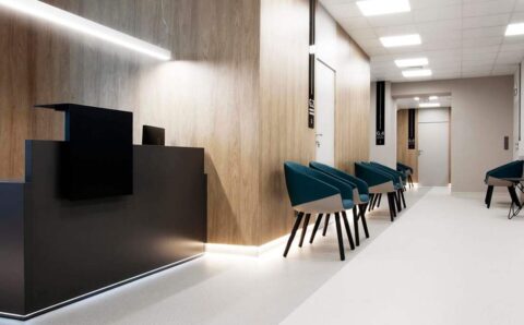 Salus Med to przestrzeń, która żyje. Jest nowoczesna, przestronna, z kolorem i detalem. To przestrzeń, gdzie króluje elegancja i drewno.