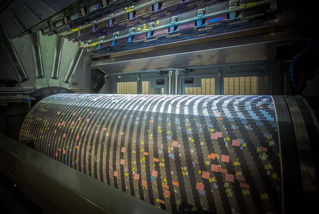 Firma Interprint uruchomiła pierwszą na świecie przemysłową drukarkę cyfrową do drukowania drewnopodobnych, kamiennych oraz kreatywnych dekorów na papierze dekoracyjnym.