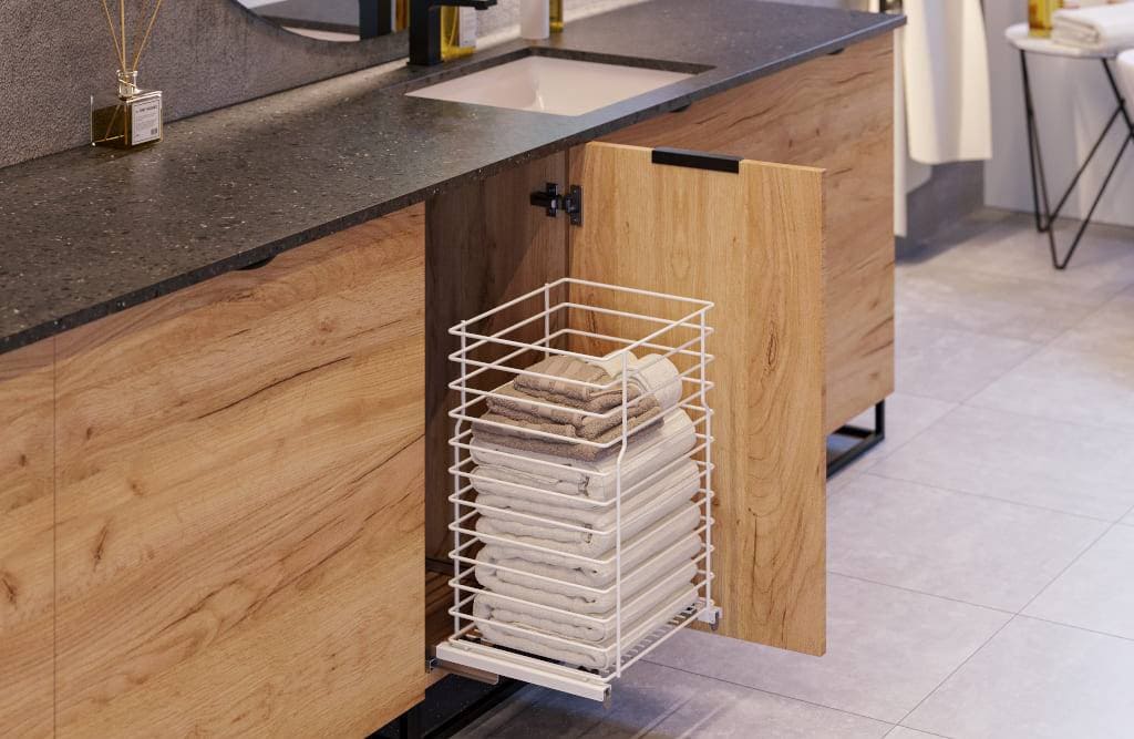 Wykonane z drutu, jednopoziomowe cargo mini dolne Rejs może służyć jako kosz na pranie albo do przechowywania ręczników.