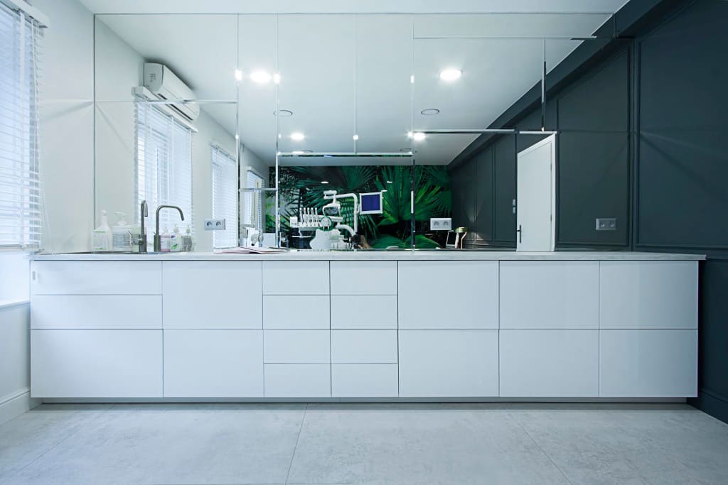 Projektowanie gabinetów medycznych w wykonaniu Hanna Pietras jest dalekie od zachowawczości i sztampy. Mamy kolory — tak jak w klinice Ortoprotex: zieleń, bordo, wzorzyste tapety.