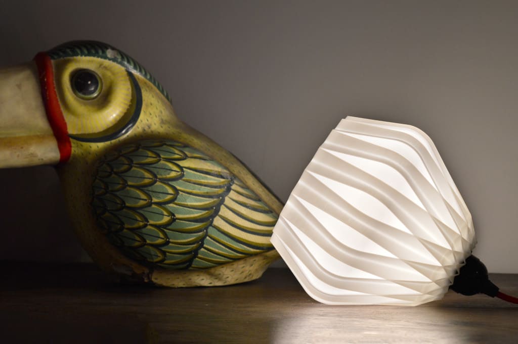 Samuel Bernier, francuski projektant przemysłowy i znany orędownik technologii druku 3D, wykorzystał drukarki 3D Zortrax M200 do zaprojektowania stylowego klosza lampy „Susanna”.