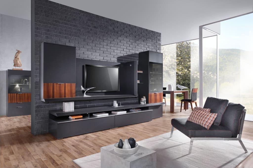 Kolekcja „Moderno” firmy Vinotti to przykład meblościanki do nowoczesnych wnętrz. Połączenie lakierów matowych (bieli lub grafitu) z okleiną modrzewia wędzonego nadaje meblom niepowtarzalny urok.