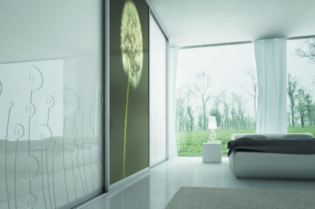 Jak przekonuje oferta firmy Komandor, w dekoracji wnętrz można wykorzystać różnego rodzaju grafiki.