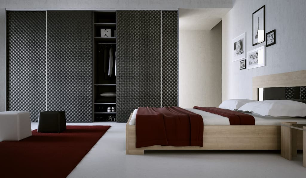 Firma Komandor jak wypełnienie drzwi przesuwnych stosuje m.in. „Colorimo Soft” – szklane panele, których faktura przypomina wytworne pikowanie.