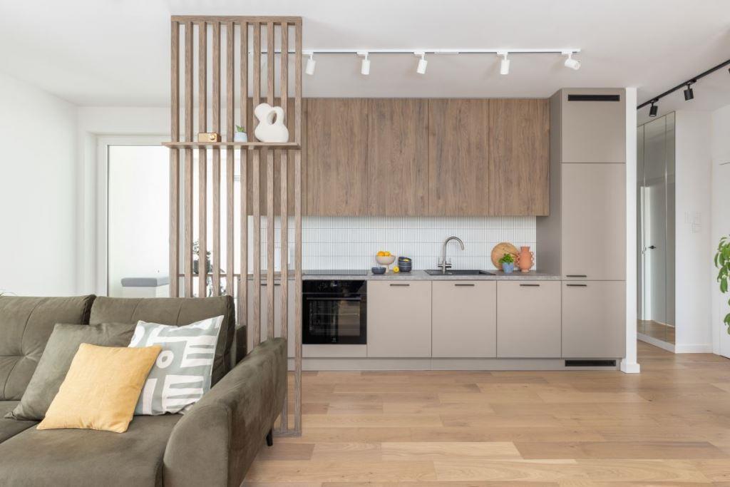Kuchnia w 60-metrowym mieszkaniu w Warszawie, projekt Decoroom.