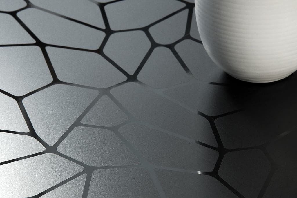 Struktury laminatów Resopal oferowanych przez Respol na jednym arkuszu łączą delikatną satynę z połyskiem w fantazyjnych wzorach.