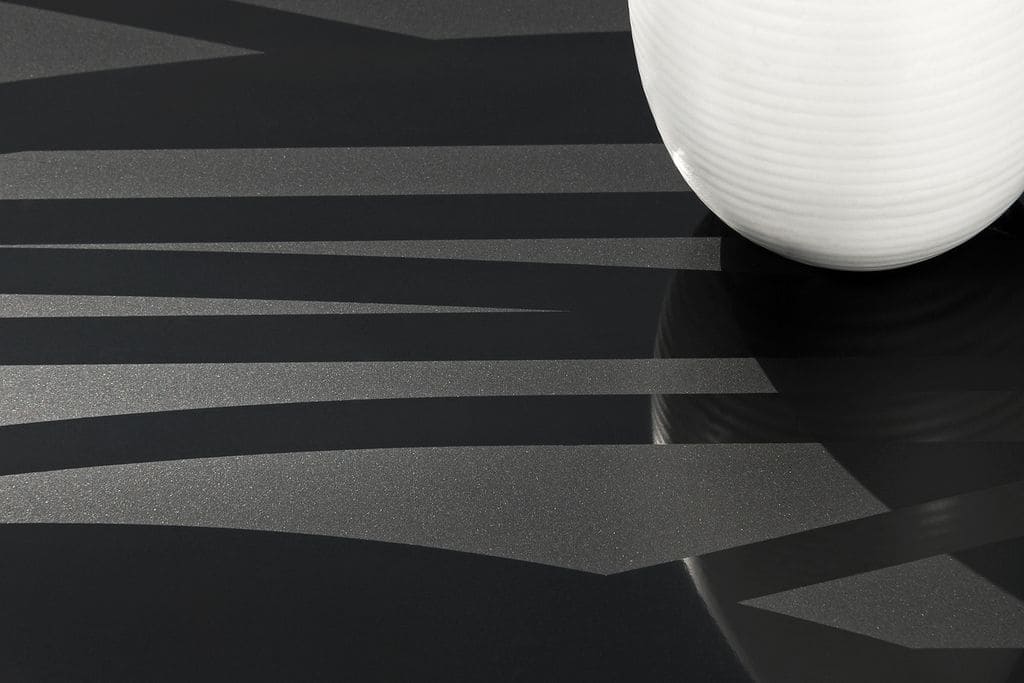 Struktury laminatów Resopal oferowanych przez Respol na jednym arkuszu łączą delikatną satynę z połyskiem w fantazyjnych wzorach.