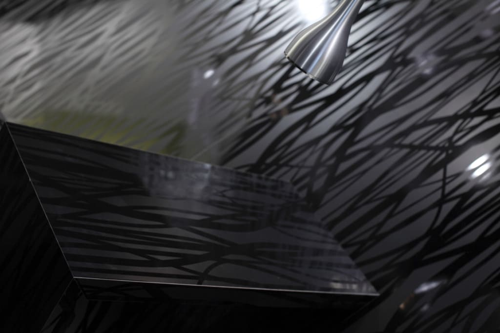 Zmiana oświetlenia laminatów Resopal oferowanych przez Respol zmienia ich optyczną perspektywę.