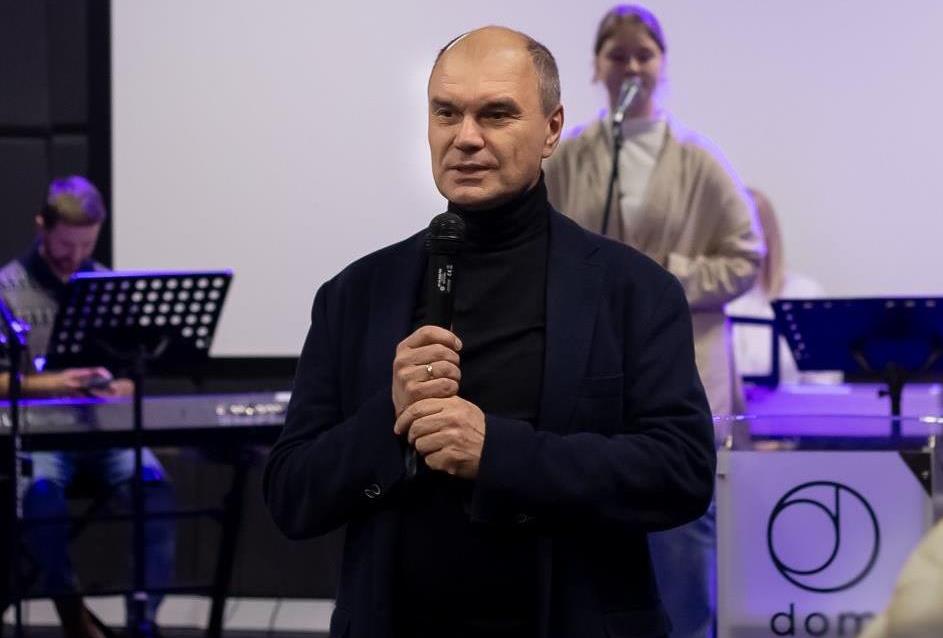 Leszek Adamski od 2001 roku jest
pastorem Kościoła Bożego w Chrystusie
(protestanckiego) w Mysłowicach.