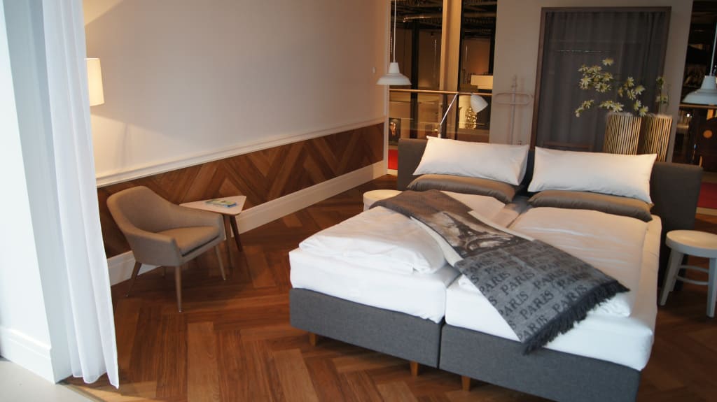 Meble hotelowe z kolekcji „Labuche” poleca firma Faber. Wzorcowy pokój hotelowy z ich zastosowaniem można obejrzeć w hali Studio Senses w Zwolle (Holandia).