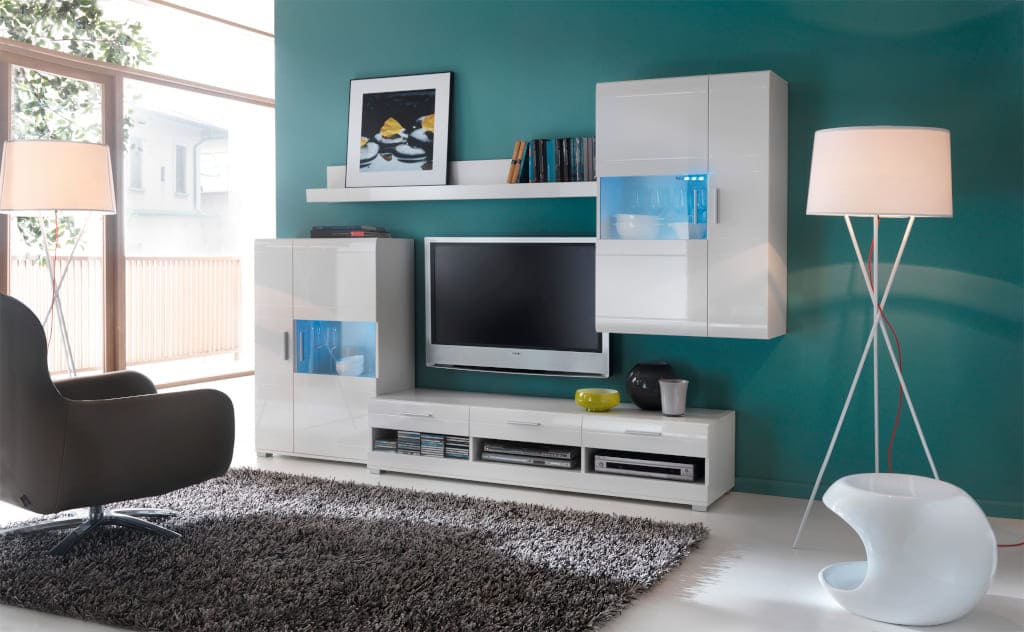 Meblościanki „Light” dostępne są wyłącznie w salonach Agata Meble. Model wykonany jest na wysoki, biały połysk, dzięki czemu nadaje wnętrzu lekkość.