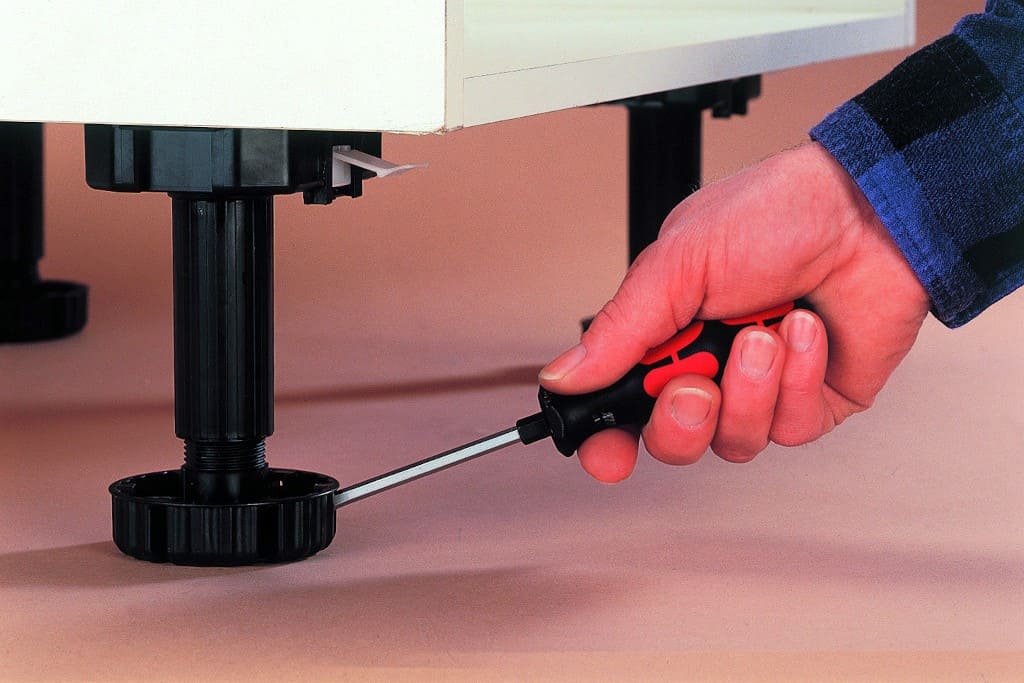 Wspólną cechą nóżek firmy Würth jest możliwość regulacji przez dolny wieniec, co jest bardzo przydatne w wypadku nóżek niskich, oraz szeroka i pewna podstawa gwarantująca wysoką stabilność mebla.