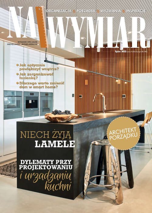 Okładka wydania specjalnego miesięcznika BIZNES.meble.pl: NA WYMIAR - 2023. Na okładce: Showroom YAK Living Space Experience. Fot. Budzik Studio.