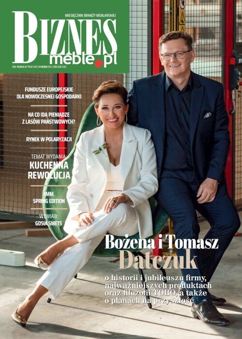 Okładka miesięcznika BIZNES.meble.pl - wydanie sierpień 2023. Na okładce: Bożena i Tomasz Datczuk, właściciele firmy Tobo.