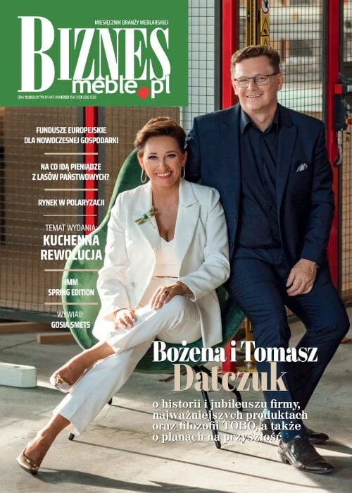 Okładka miesięcznika BIZNES.meble.pl - wydanie sierpień 2023. Na okładce: Bożena i Tomasz Datczuk, właściciele firmy Tobo.