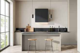 Dekory użyte w aranżacji: Blat Ultrafit: U12000 MP Czerń Wulkaniczna, płytę laminowaną z Kolekcji Mood Stories: U12168 Cashmere.