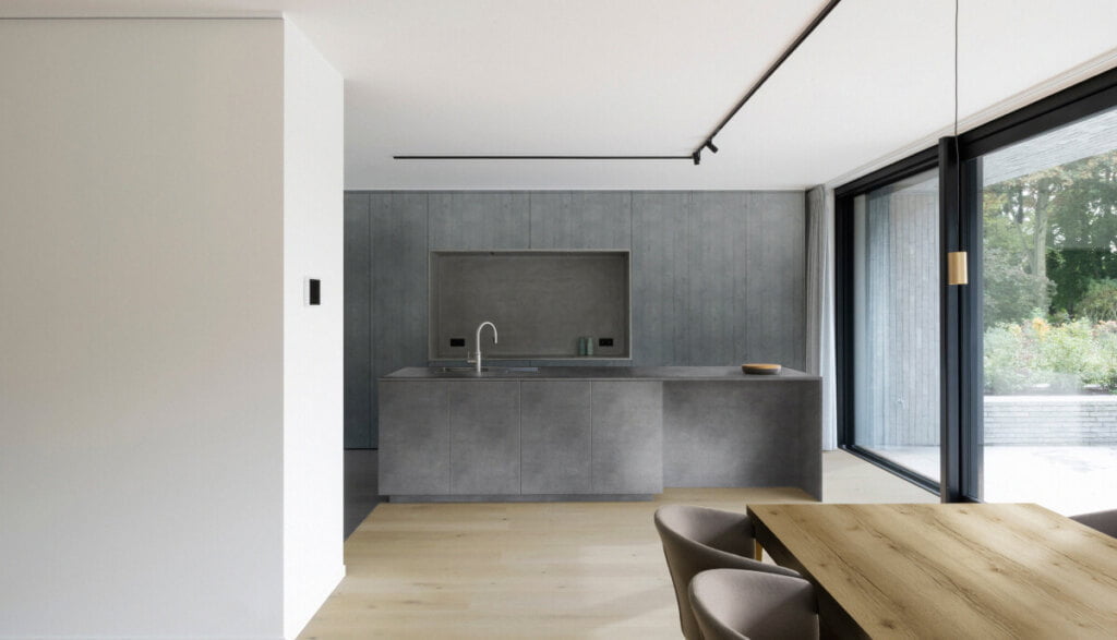 W aranżacji użyto: Blat Ultrafit: S60044 UR Beton Loft, R20369 RU Dąb Grand Naturalny, płytę laminowaną z Kolekcji Mood Stories: S60030 Mitu Szary.