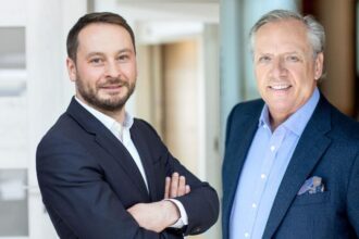 Zarząd PORTA przeszedł zmiany. Od lewej: Łukasz Luto, od 1 lipca 2023 r. prezes Zarządu PORTA KMI POLAND i dotychczasowy prezes, założyciel firmy Jacek Sarnowski.