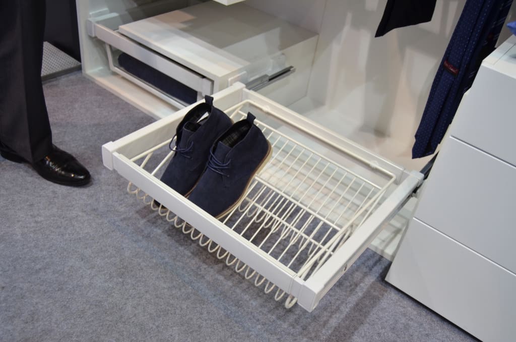 Specjalna relingowa zabudowa wnętrz szuflady na obuwie firmy GTV pozwoli na swobodny dostęp do kilku par butów.
