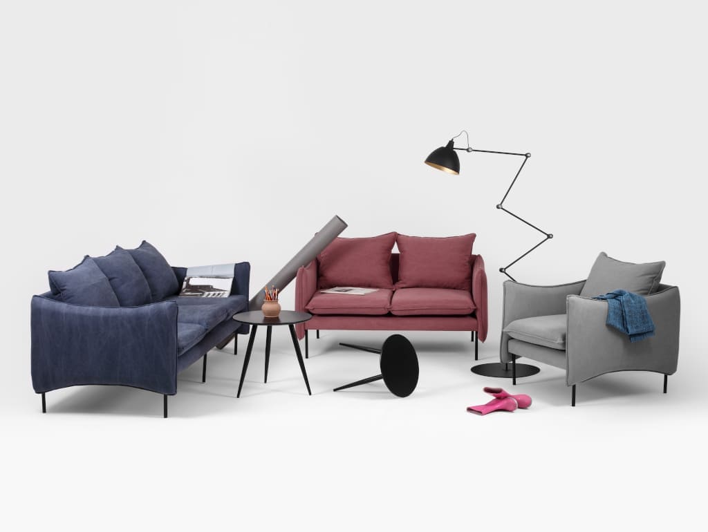 Seria „Dizy” (dystr. CustomForm). Stelaże wykonano z litego drewna bukowego a podstawa ze stali lakierowanej proszkowo (do wyboru kolory z palety RAL).