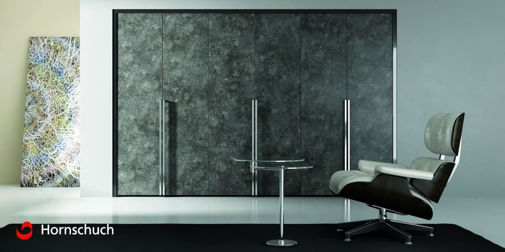 „Skai Avellino” firmy Hornschuch (dystr. Lumatech) dobrze wygląda tak na ścianach kuchni i łazienki, jak i na frontach meblowych. Nada im modny wyraz również w salonie, sypialni czy biurze.