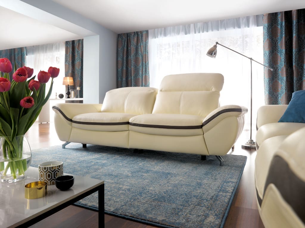 „Asti” (prod. Gala Collezione) to sofa o delikatnej, subtelnej linii, którą podkreślają chromowane nóżki i kontrastowa wstawka.