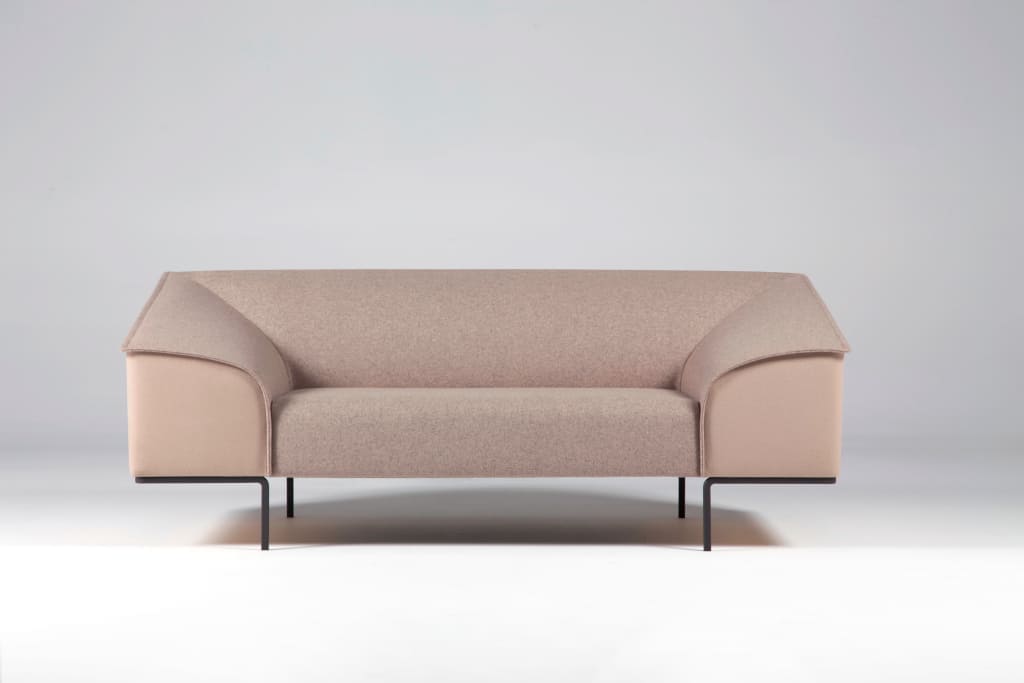 Sofa „Contour” (proj. Böttcher Henssler Kayser, prod. Prostoria, dystr. Le Pukka Concept Store) to oryginalny mebel do nowoczesnego mieszkania.