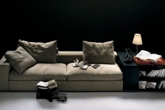 Modułową sofę „Groundpiece” włoskiej marki Flexform znaleźć można w ofercie firmy Diehl Deco. Te luksusowe meble mają zintegrowany z częścią wypoczynkową stolik, pełniący też funkcję miniregału.