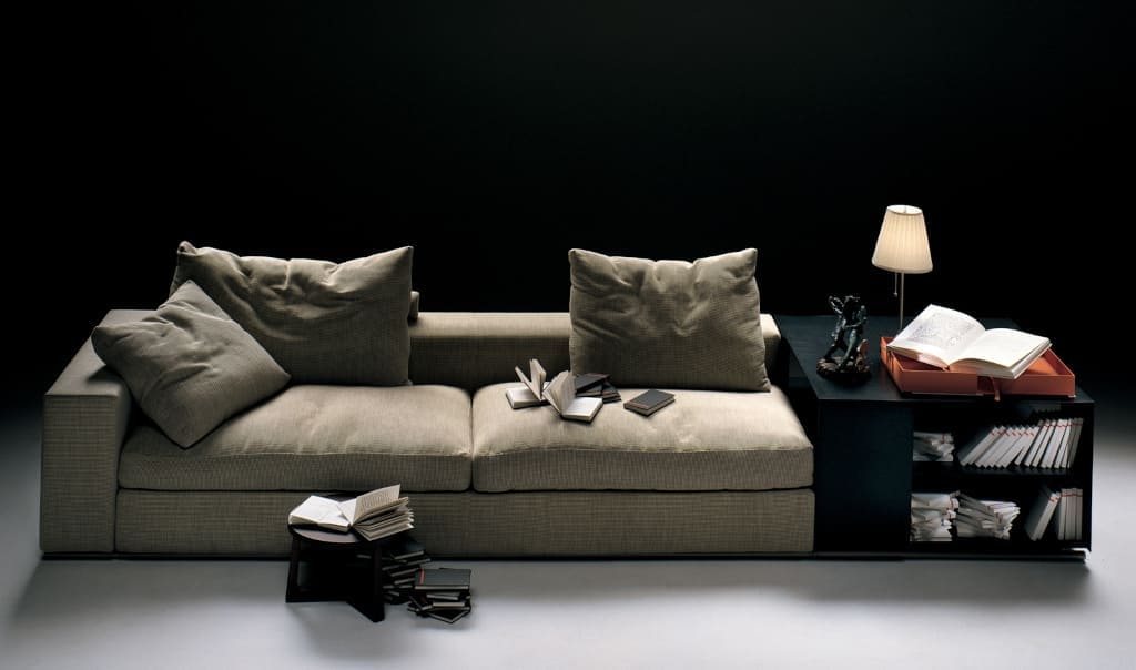 Modułową sofę „Groundpiece” włoskiej marki Flexform znaleźć można w ofercie firmy Diehl Deco. Te luksusowe meble mają zintegrowany z częścią wypoczynkową stolik, pełniący też funkcję miniregału.