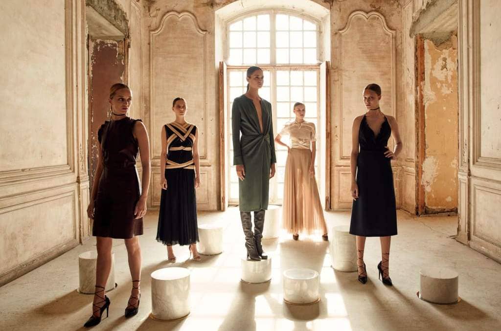 Stoliki kawowe „Sexto Carrara” marki Brahman’s Home to luskusowe meble, wykonane są z kamienia i osadzone na podstawie stalowej.