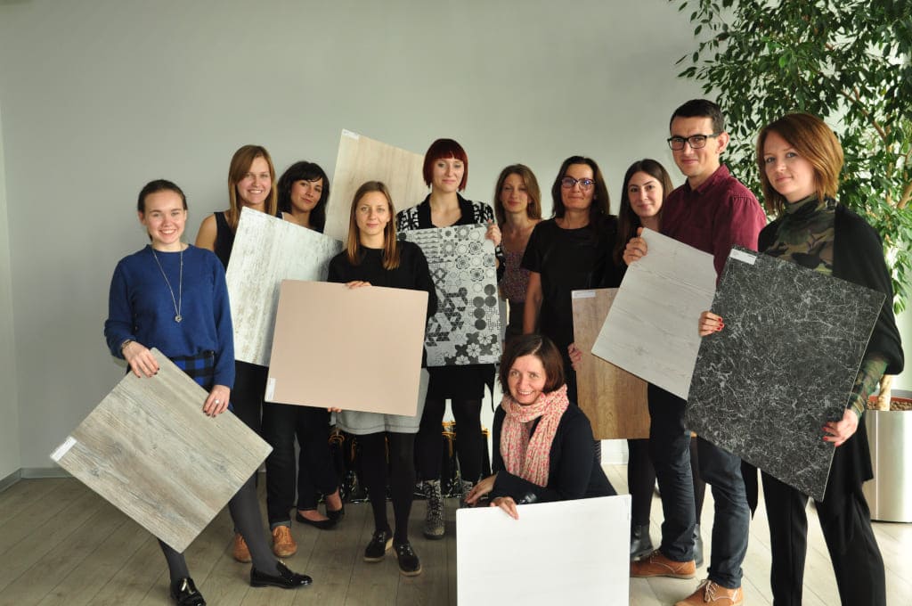 Studenci PE-P z prof. Katarzyną Laskowską i dekorami Schattdecor.