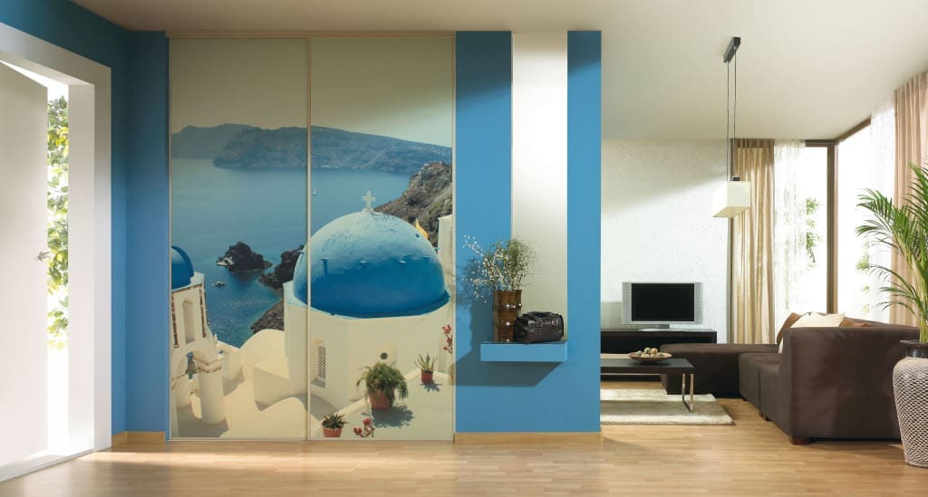 Szklane nadruki Fotobel – nowatorska forma zdobienia drzwi przesuwnych, chętnie wykorzystywana we frontach szaf i garderób z systemami Komandor.