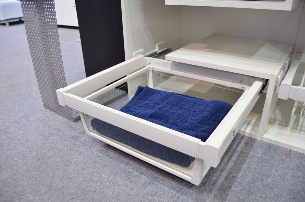 Praktyczne szuflady ze szklanym bokiem do funkcjonalnej garderoby firmy GTV.