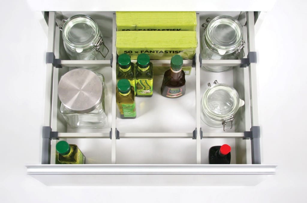 W szafkach powyżej 50-60 cm sprawdzą się szuflady typu „Comfort Box” firmy Rejs ze względu na ich optymalną pojemność przy tej szerokości.