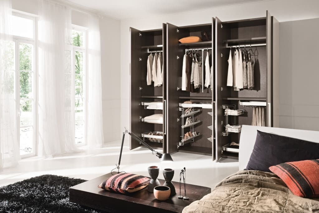 W ofercie firmy TCo znajduje się szeroki wybór wieszaków, półek i różnego rodzaju akcesoriów, które umożliwiają przemyślaną i zaawansowaną organizację przestrzeni w garderobie.