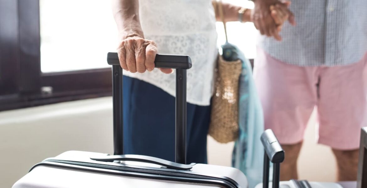 Turyści z walizką w hotelu. Sektor turystyczny w Polsce najgorsze ma już za sobą.