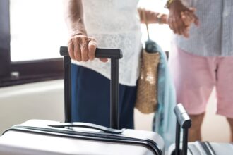 Turyści z walizką w hotelu. Sektor turystyczny w Polsce najgorsze ma już za sobą.