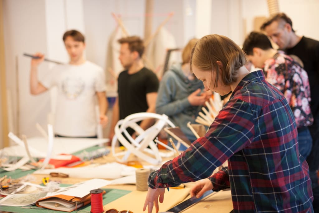 Tegoroczna współpraca firmy Schattdecor ze School of Form została wzbogacona o warsztaty projektowania wielowymiarowej konstrukcji na bazie najnowszego produktu firmy – folii „Smartfoil EVO”.