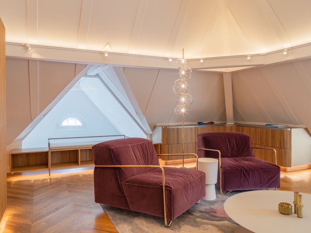 Na poddaszu architekci z pracowni Boris Kudlicka with Partners umieścili relaksacyjną strefę lounge z małym zapleczem kuchennym.