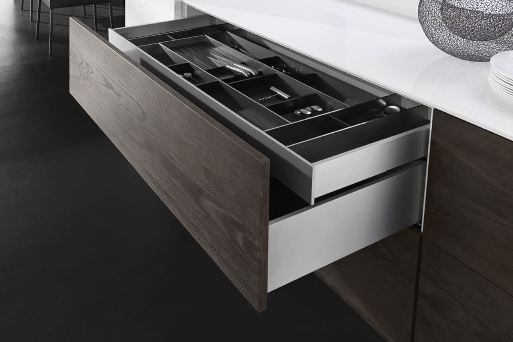 W przypadku szuflad z metalowymi bokami w systemie „Vionaro” oferowanych przez Würth Polska do regulacji wystarczy typowy wkrętak PZ2.